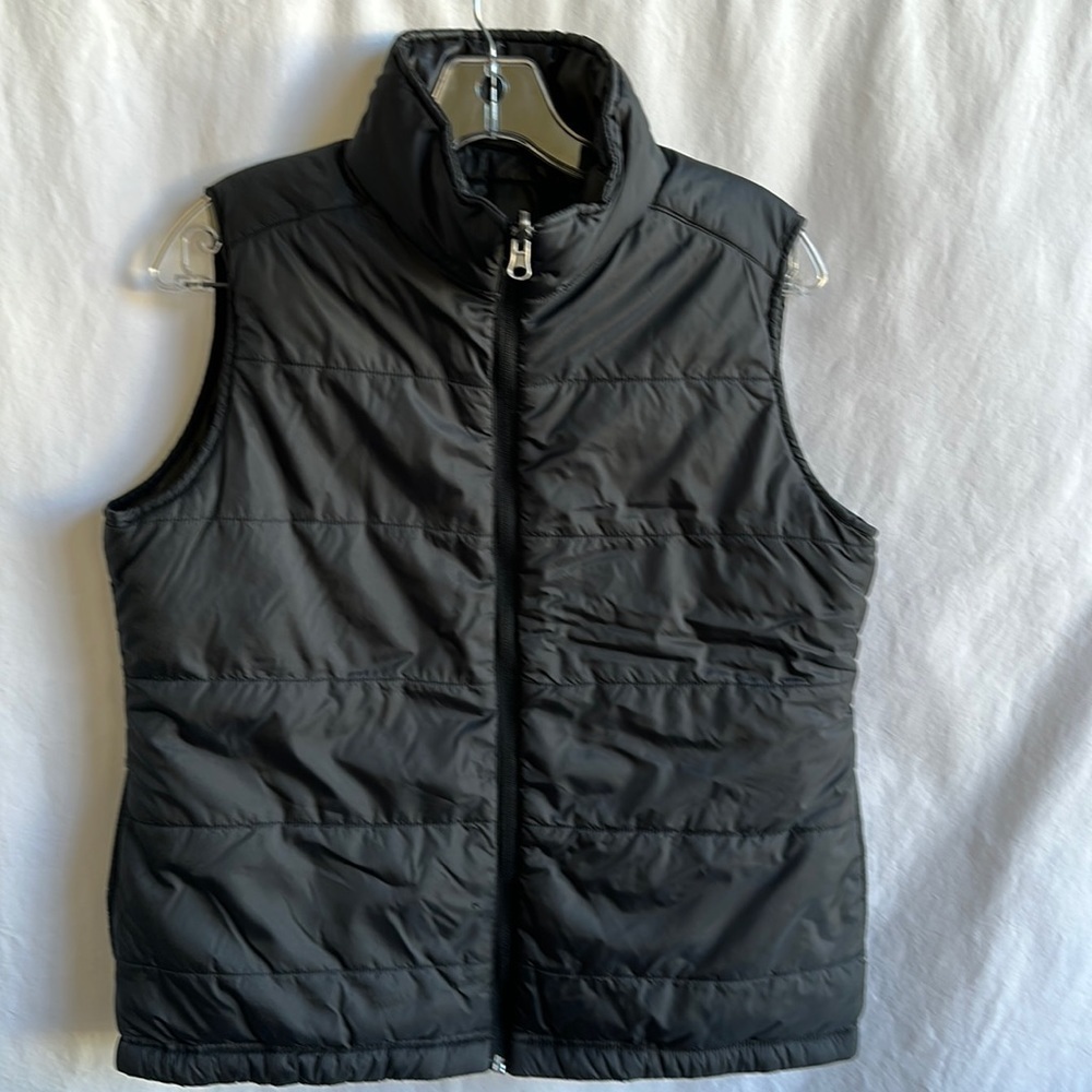 Reversible black puffer vest